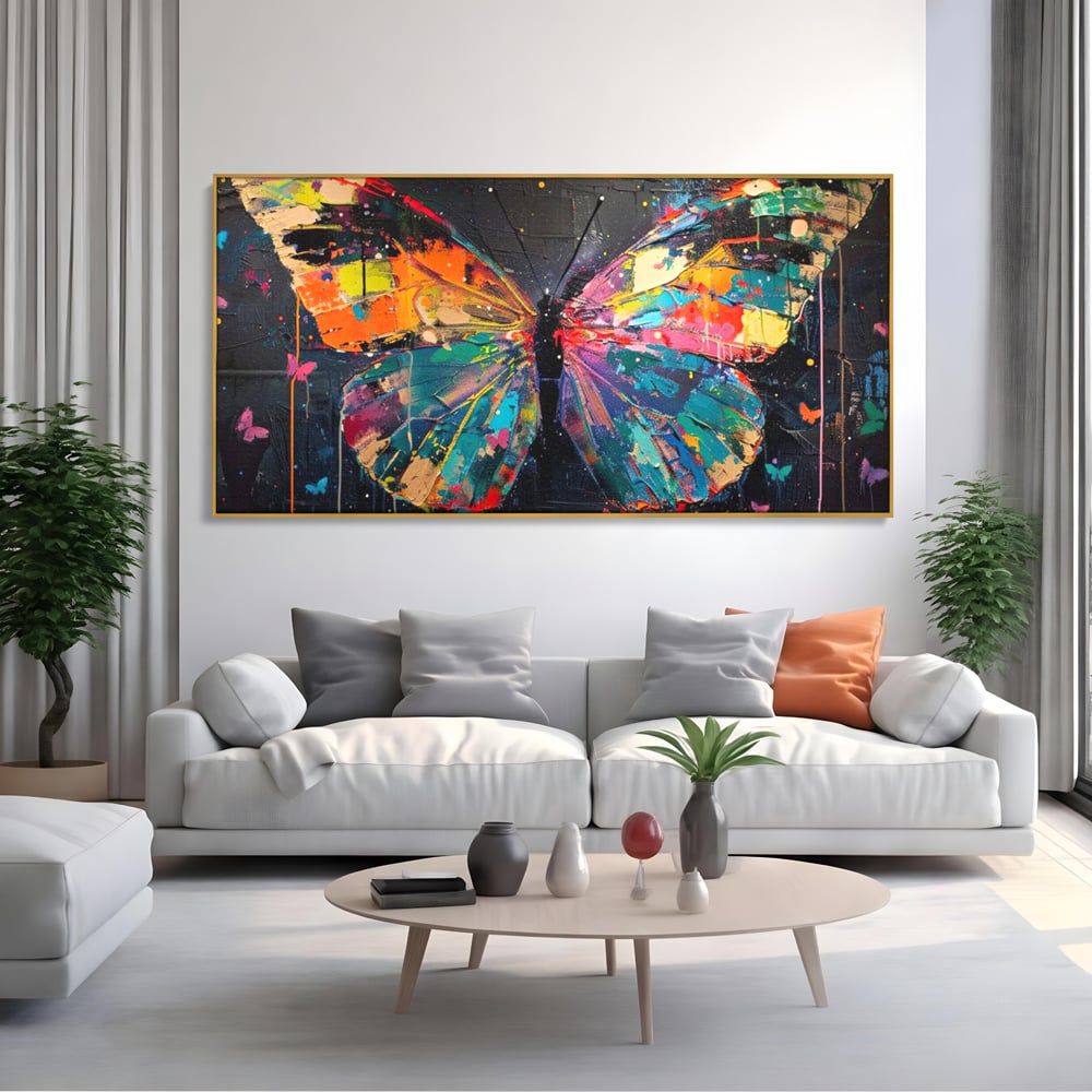 Tablou canvas cu tablou canvas cu fluture multicolor, in rama de aluminiu auriu, pe perete intr-un living